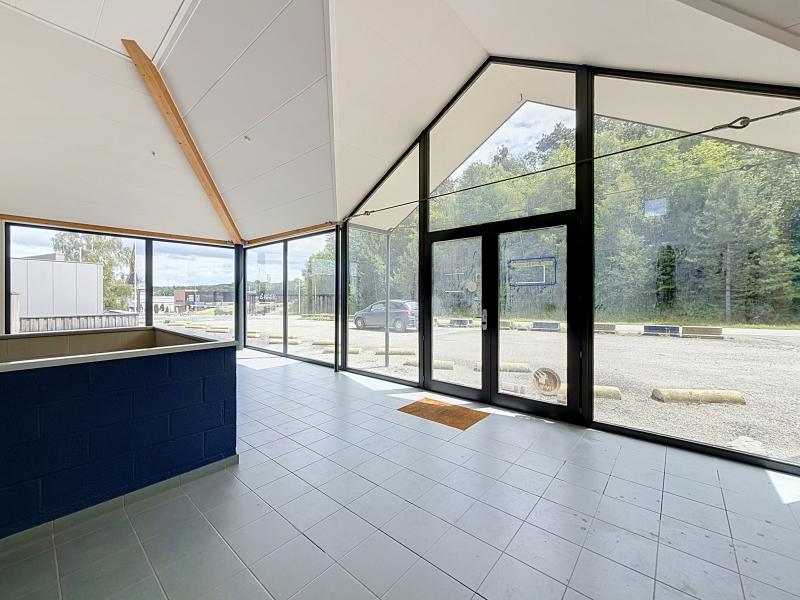 SURFACE COMMERCIALE A LOUER 1.000 m2 MARCHE-EN-FAMENNE — SURFACE COMMERCIALE A LOUER 1.000 m2 MARCHE-EN-FAMENNE